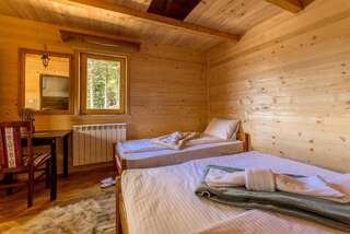 Отель JELA NATURAL RESORT Rožaje Трехместный номер с собственной ванной комнатой-2