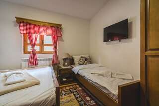 Отель JELA NATURAL RESORT Rožaje Трехместный номер с собственной ванной комнатой-9