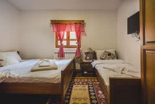 Отель JELA NATURAL RESORT Rožaje Трехместный номер с собственной ванной комнатой-10