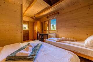 Отель JELA NATURAL RESORT Rožaje Трехместный номер с собственной ванной комнатой-11