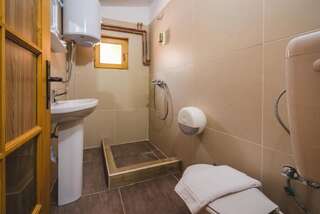 Отель JELA NATURAL RESORT Rožaje Трехместный номер с собственной ванной комнатой-22