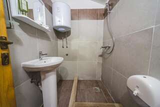 Отель JELA NATURAL RESORT Rožaje Трехместный номер с собственной ванной комнатой-23